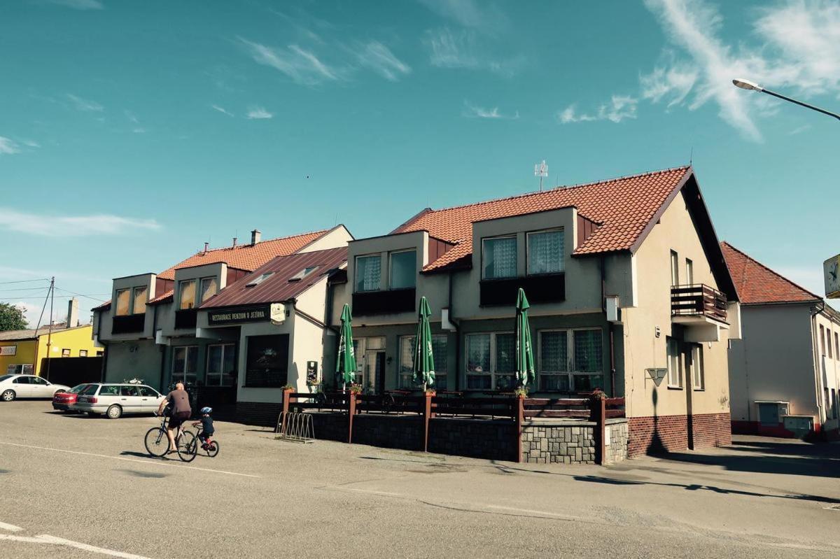 Penzion A Restaurace U Jezirka Hrimezdice Exterior foto